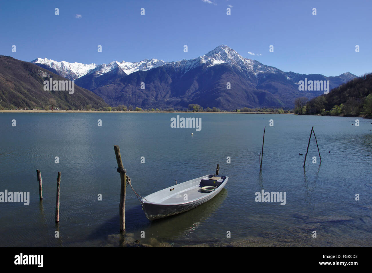 Barca sul Lago di Mezzola vicino Sascio con il Monte Legnone, Lario, Italia Foto Stock