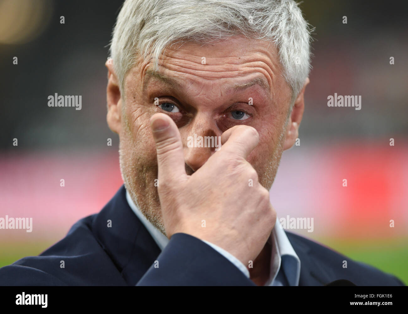 Francoforte è capo allenatore Armin Veh scratcges gus faccia durante un colloquio prima Bundesliga tedesca partita di calcio tra Eintracht Francoforte e Amburgo SV in Frankfurt am Main, Germania, 19 febbraio 2016. Foto: ARNE DEDERT/dpa Foto Stock