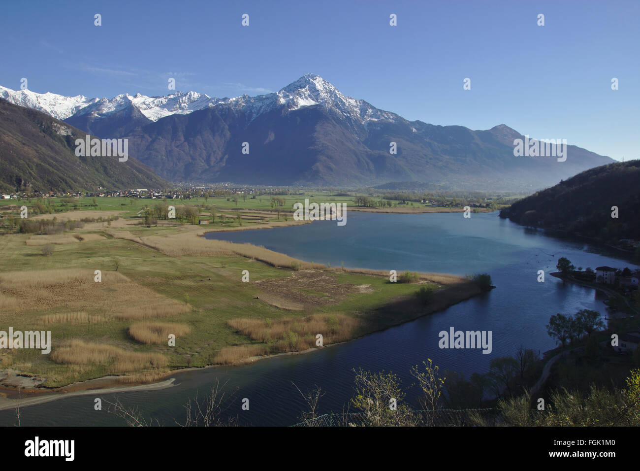 Il Pian di Spagna e Lago di piccole dimensioni tra il Lago di Mezzo e del Lago di Como, il Monte Legnone in background, Lario, Italia Foto Stock