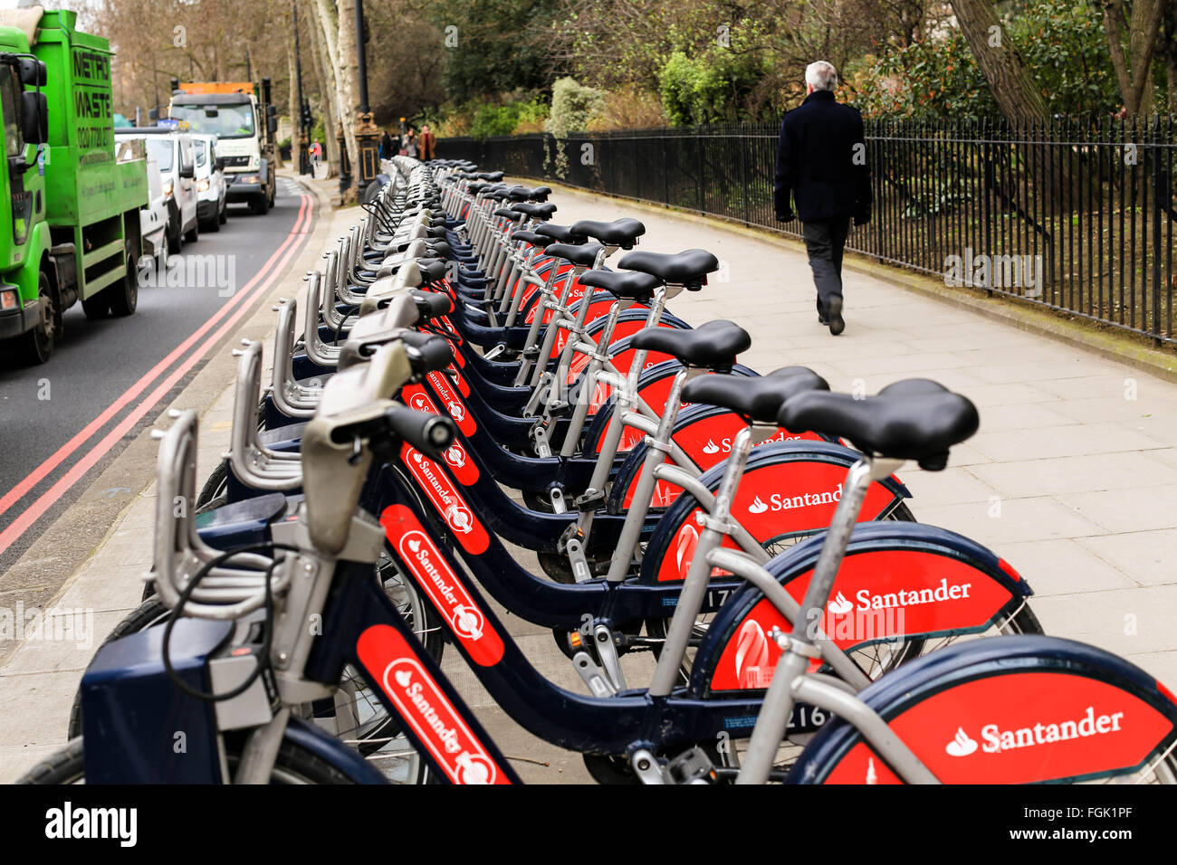 Fila di biciclette a noleggio su London City Street Foto Stock