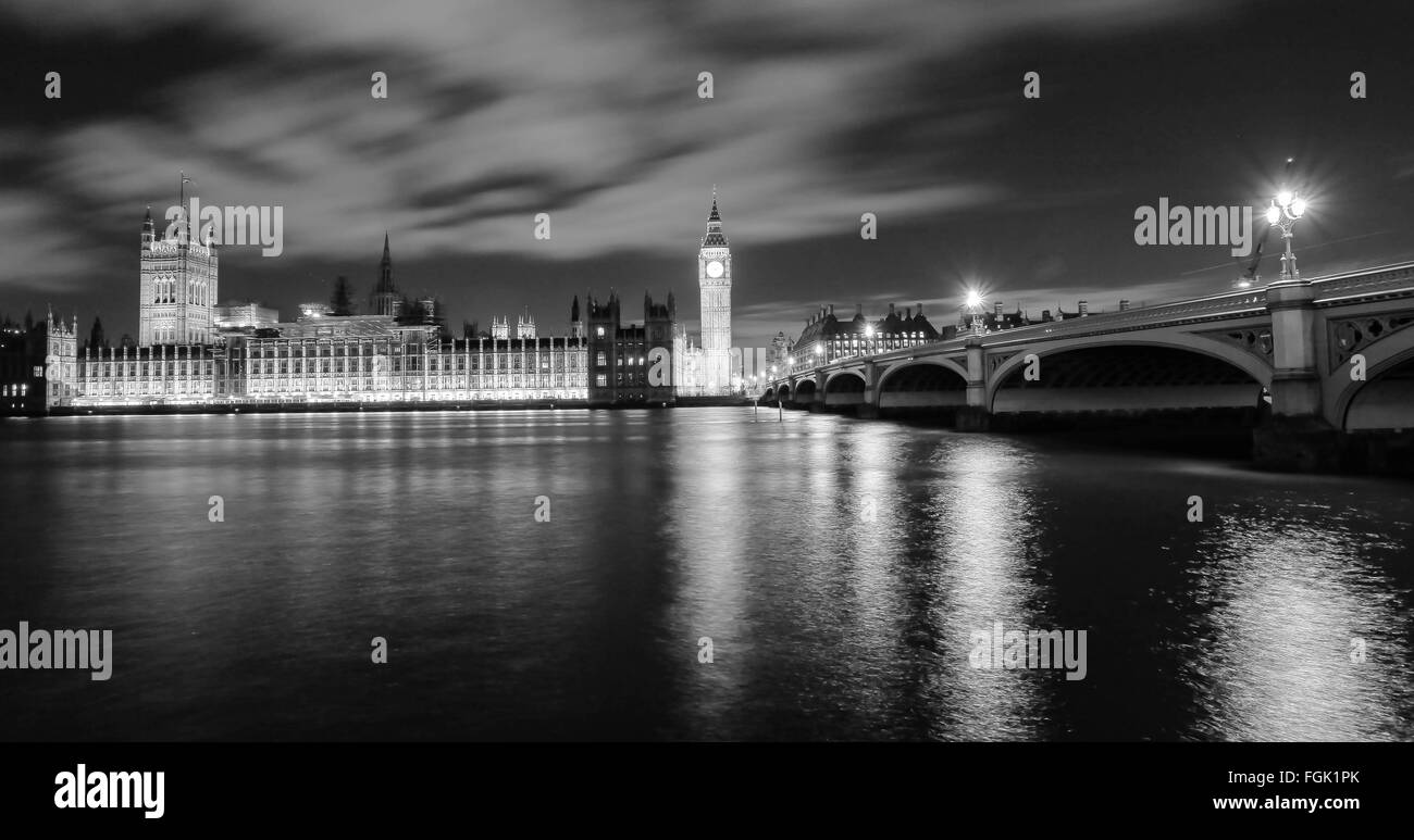 La Casa del Parlamento e dal Big Ben di notte in bianco e nero Foto Stock