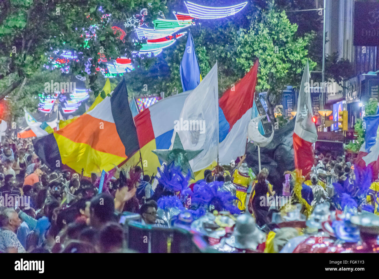 MONTEVIDEO, Uruguay, Gennaio - 2016 - folla alla Parata inaugurale del carnevale di tradizionale 18 de Julio Street nella città di Mon Foto Stock