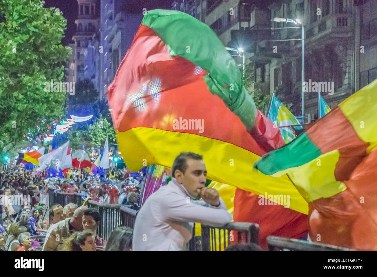 MONTEVIDEO, Uruguay, Gennaio - 2016 - folla alla Parata inaugurale del carnevale di tradizionale 18 de Julio Street nella città di Mon Foto Stock