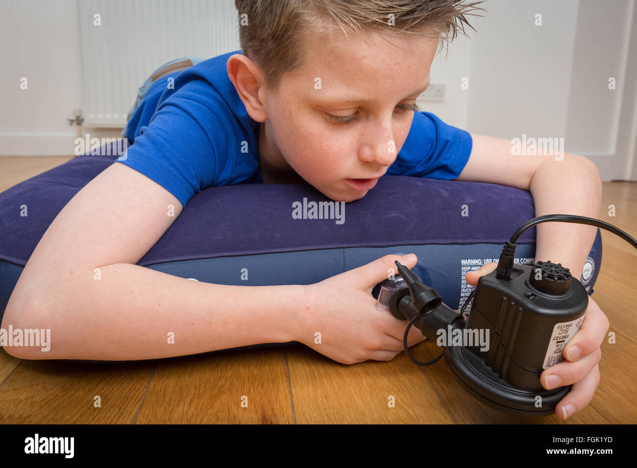 Un letto di aria essendo gonfiato con una pompa elettrica Foto Stock