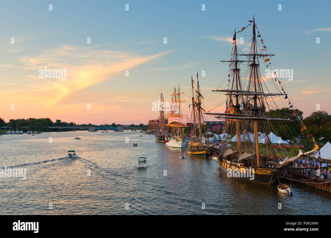 Bay City Tall Ship celebrazione - Tall Ships linea il bordo del fiume e una morbida tinte vernici al tramonto il cielo Foto Stock