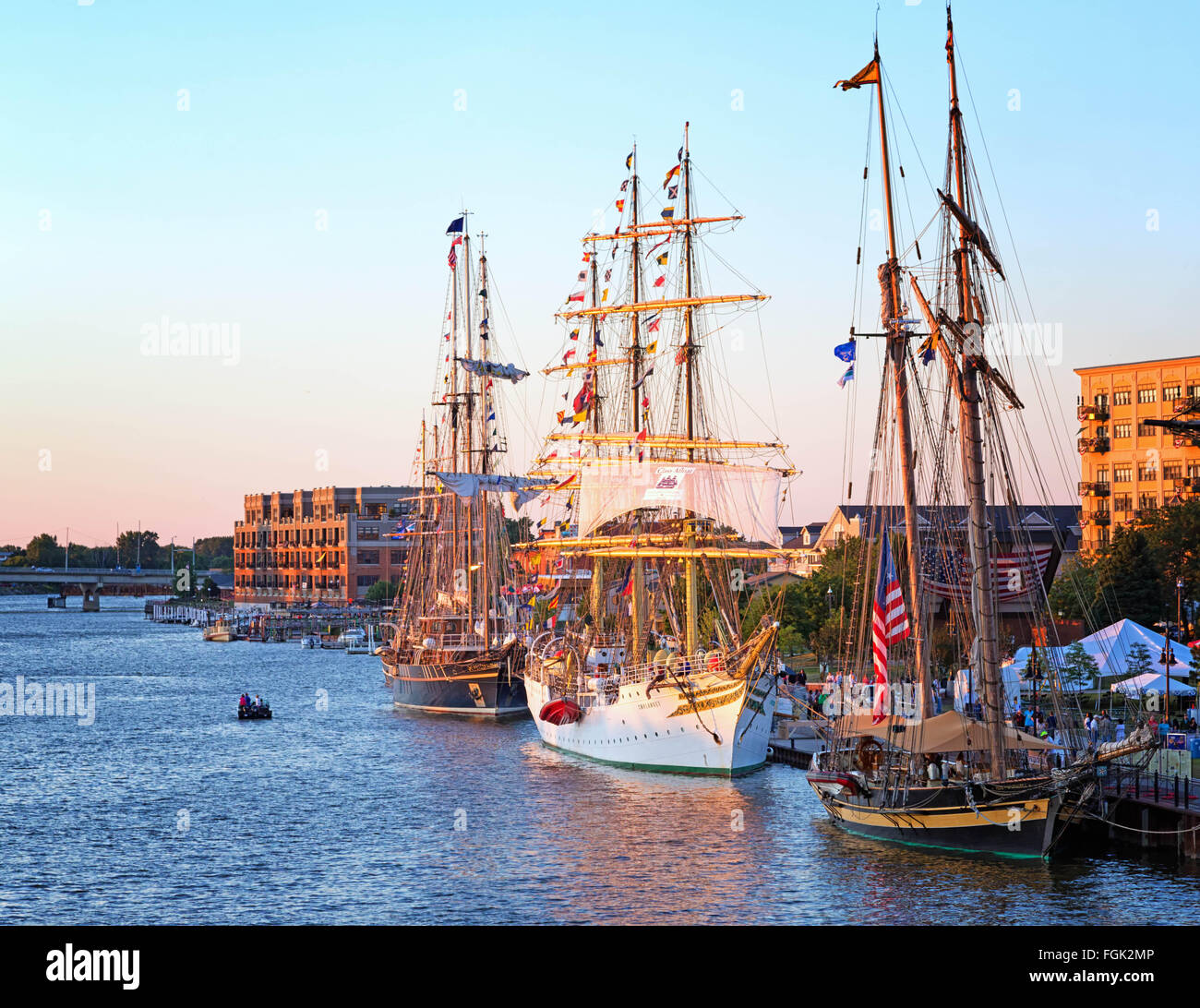 Bay City, Michigan, Stati Uniti - Luglio 12, 2013 - Tall Ships linea il bordo del fiume a Wenonah Park nel centro cittadino Foto Stock