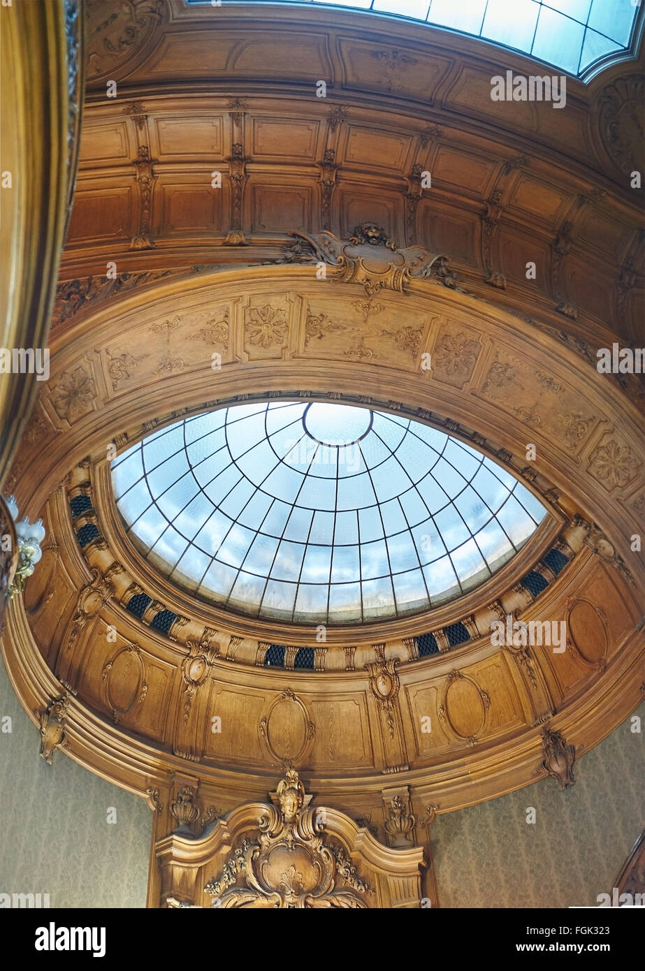 LVIV, Ucraina - 15 gennaio 2016: Casa di scienziati di Lviv, Ucraina. All'interno dell'edificio storico. Vintage di soffitto in legno. Foto Stock