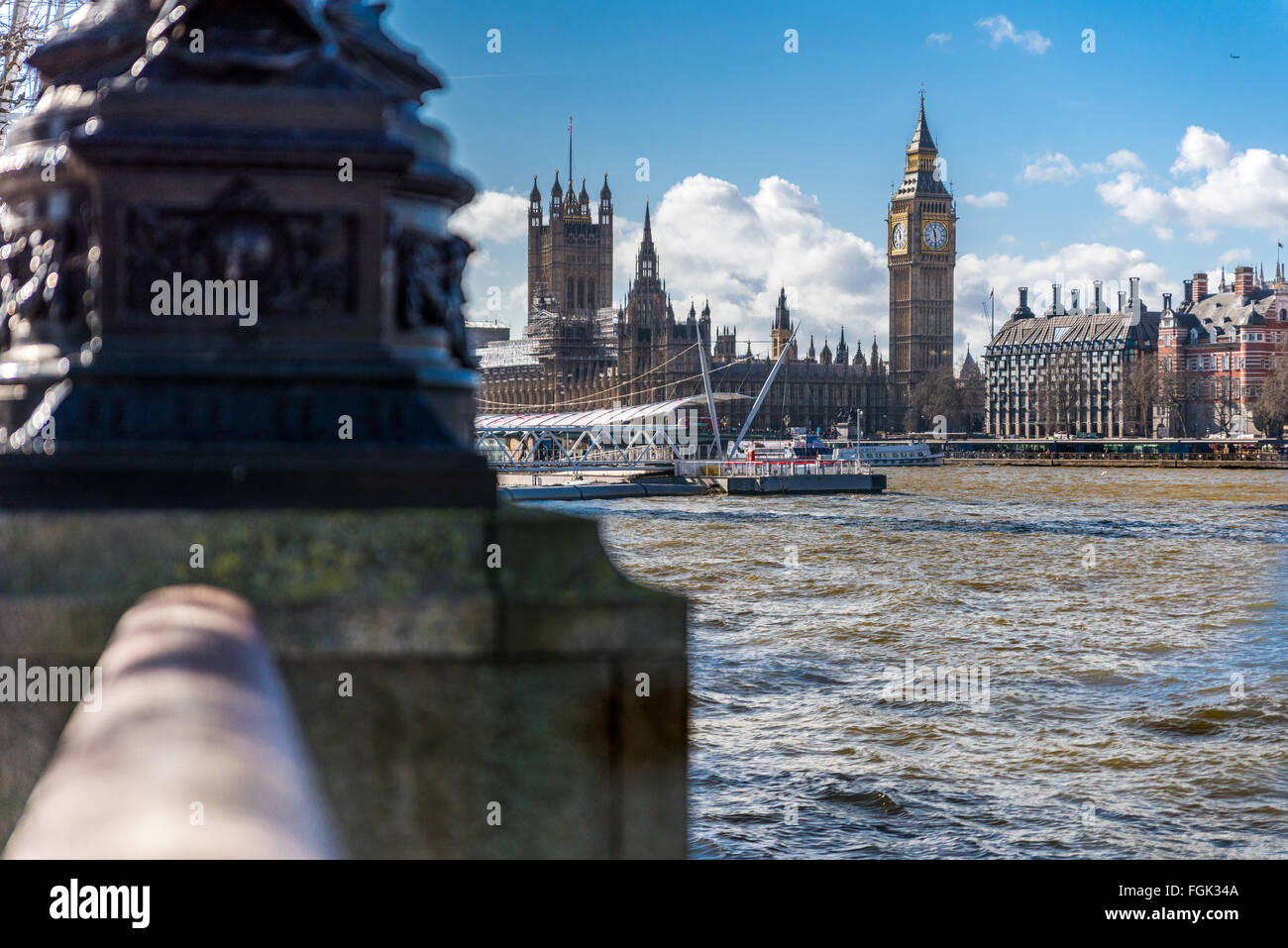 Una vista del Big Ben e le Camere del Parlamento attraverso il fiume Tamigi nella città di Londra Inghilterra REGNO UNITO Foto Stock