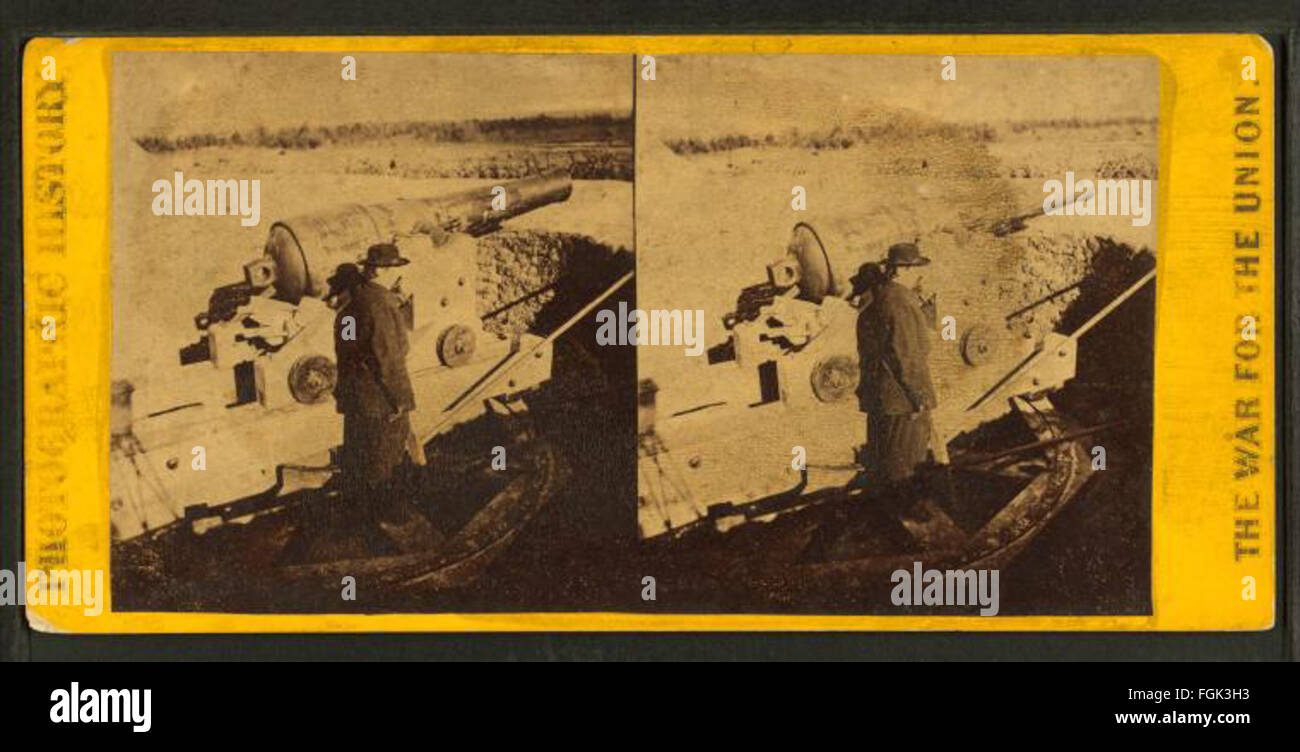 Una fotografia della collezione Robert N. Dennis che mostra una pistola da 32 libbre al Rebel Fort McAllister di Savannah, Georgia. L'immagine mette in evidenza i manufatti militari della guerra civile. Foto Stock