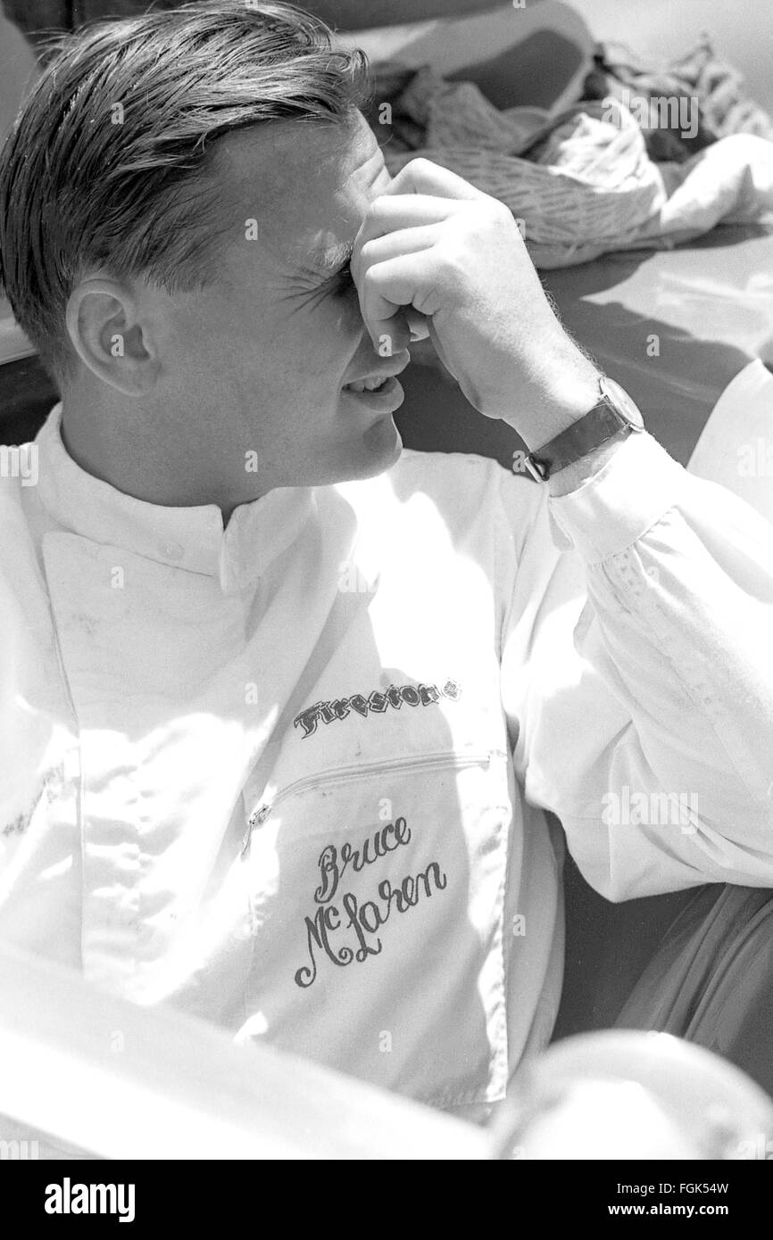 Driver di Formula Uno Bruce McLaren all'inizio del Motorsport e formale e Grand Prix racing in Canada nella gara di Mosport via vicino Bownmanville, Ontario,1960 Foto Stock