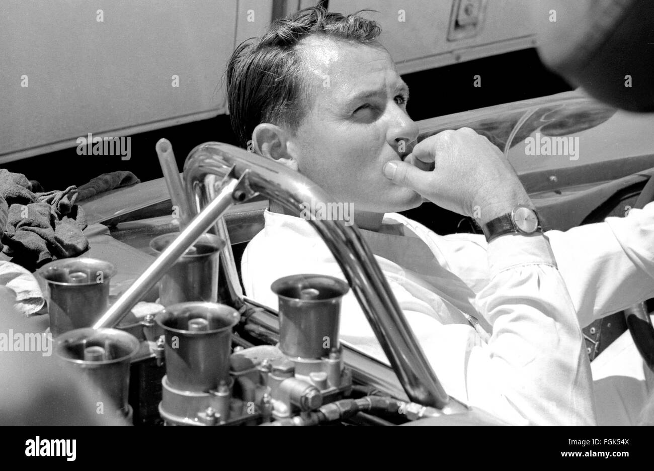 Race Driver nella sua auto all'inizio del Motorsport e formale e Grand Prix racing in Canada nella gara di Mosport via vicino Bownmanville, Ontario,1960 Foto Stock