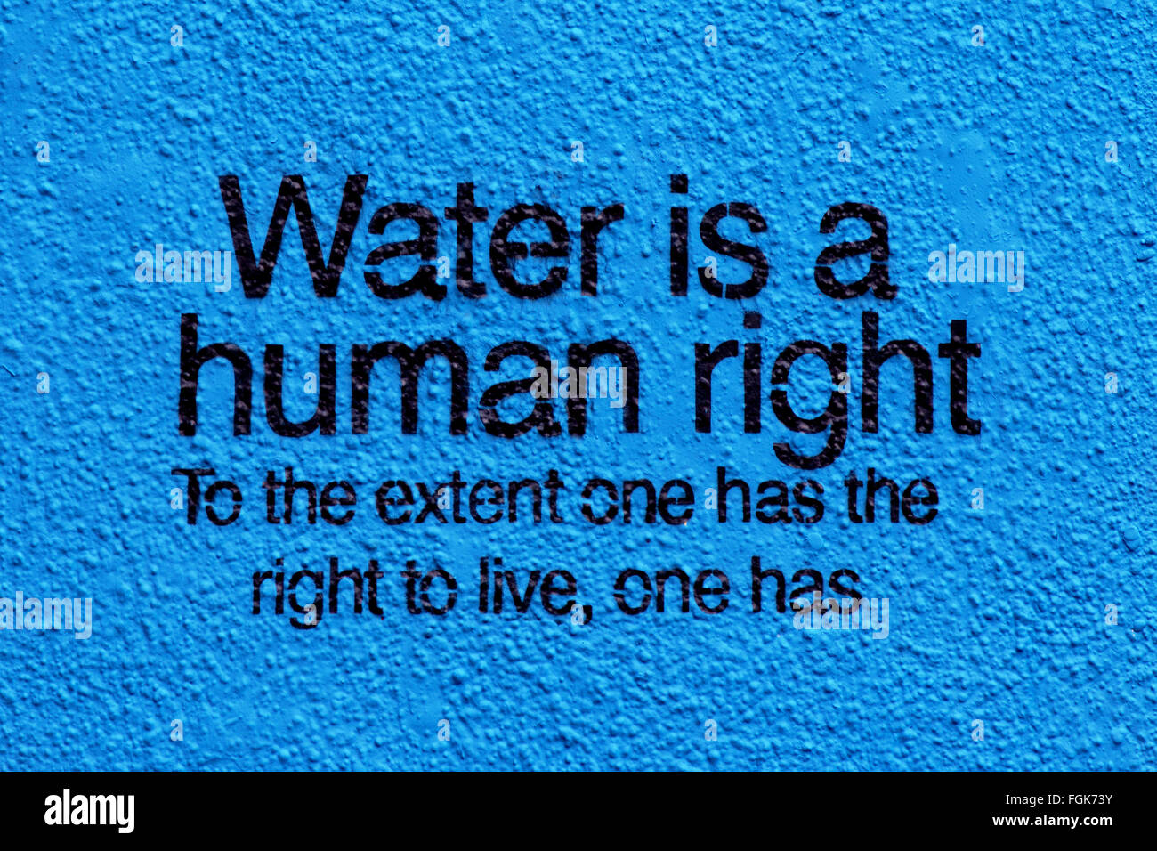 L'acqua è un diritto umano stampata su una parete blu Foto Stock