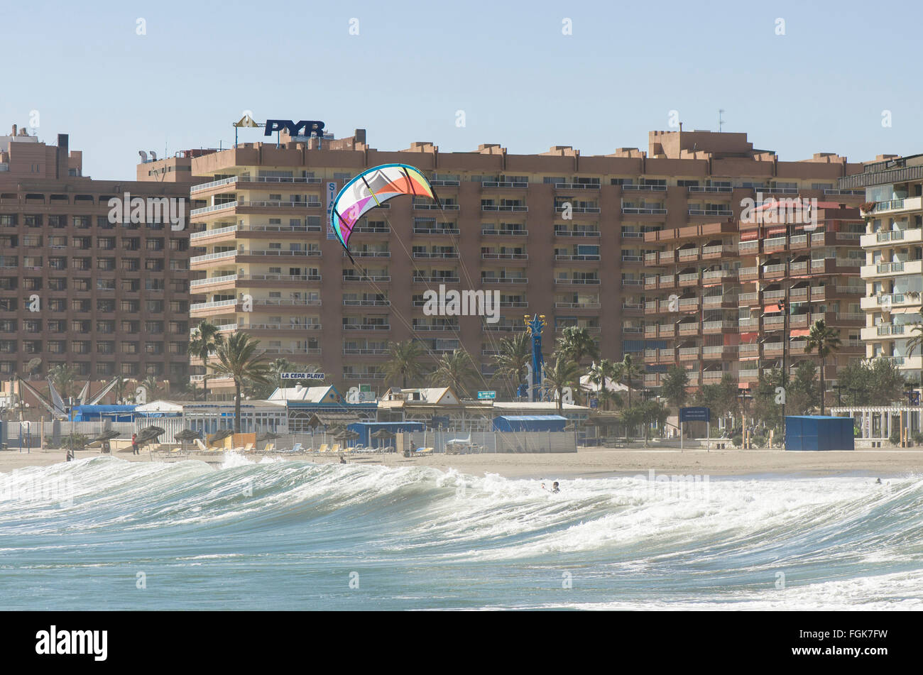 Fuengirola, Malaga, Andalusia, Spagna. Xx Febbraio, 2016. Kite surfer prende advantange del codice arancione allarmante di onde alte. Credito: Perry Van Munster/ Alamy Live News Foto Stock