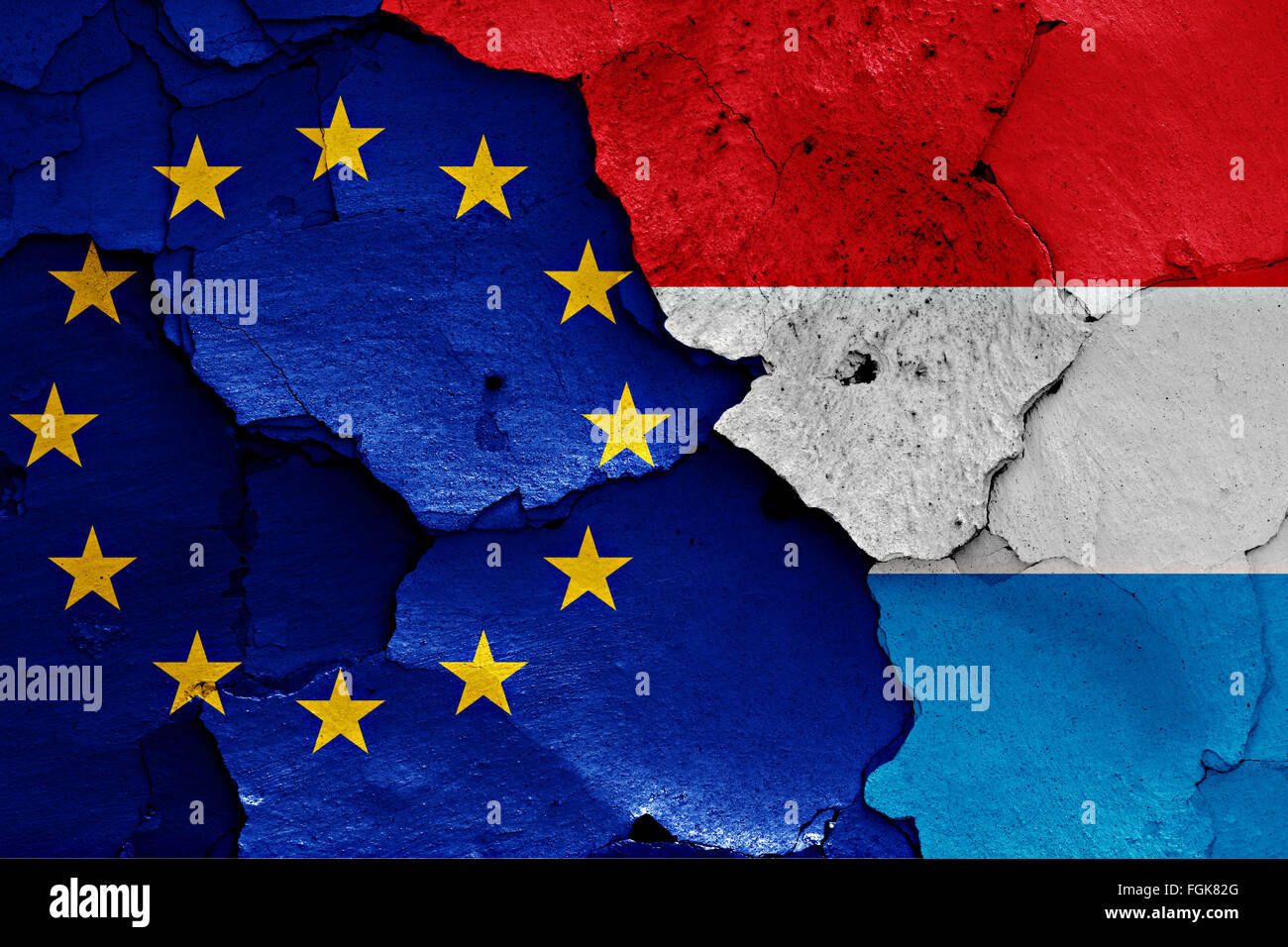 Le bandiere della UE e il Lussemburgo dipinta sulla parete incrinato Foto Stock