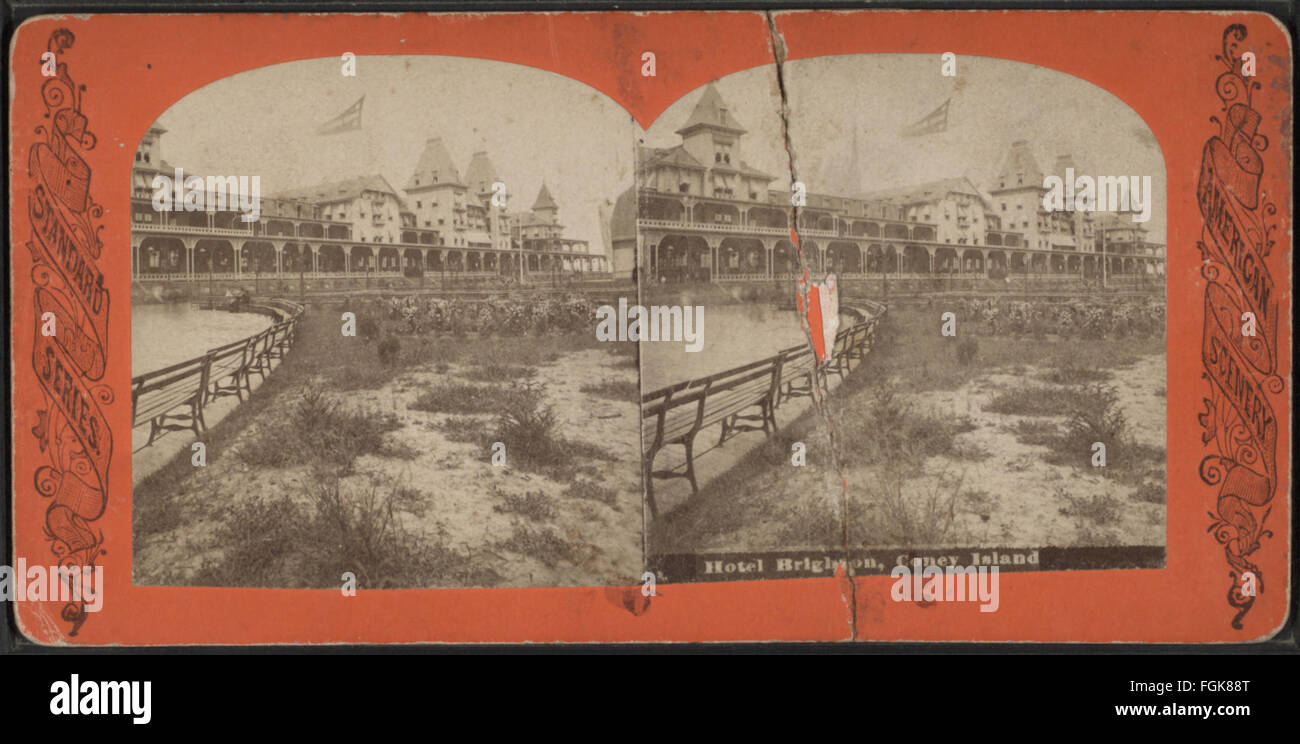 Questa fotografia vintage della collezione Robert N. Dennis mostra l'Hotel Brighton a Coney Island, un famoso punto di riferimento durante i primi anni del XX secolo. L'immagine offre un'occhiata all'architettura storica e alla vita sociale di Coney Island durante il suo periodo d'oro. Foto Stock