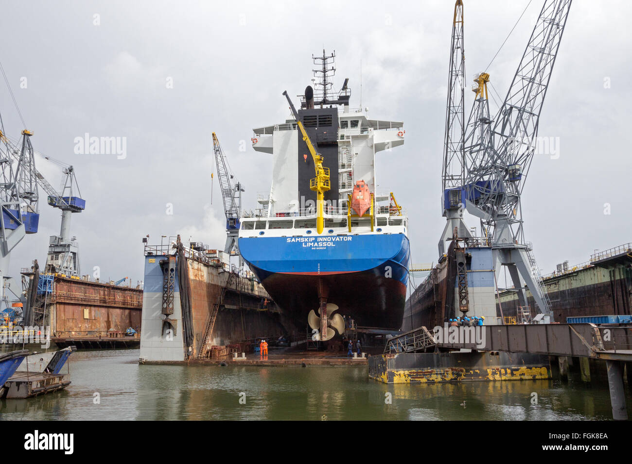 Contenitore nave in un dock per la riparazione Foto Stock