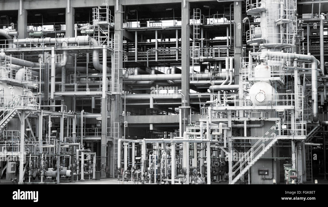 Tubazioni di un impianto petrolchimico di raffineria. Foto Stock