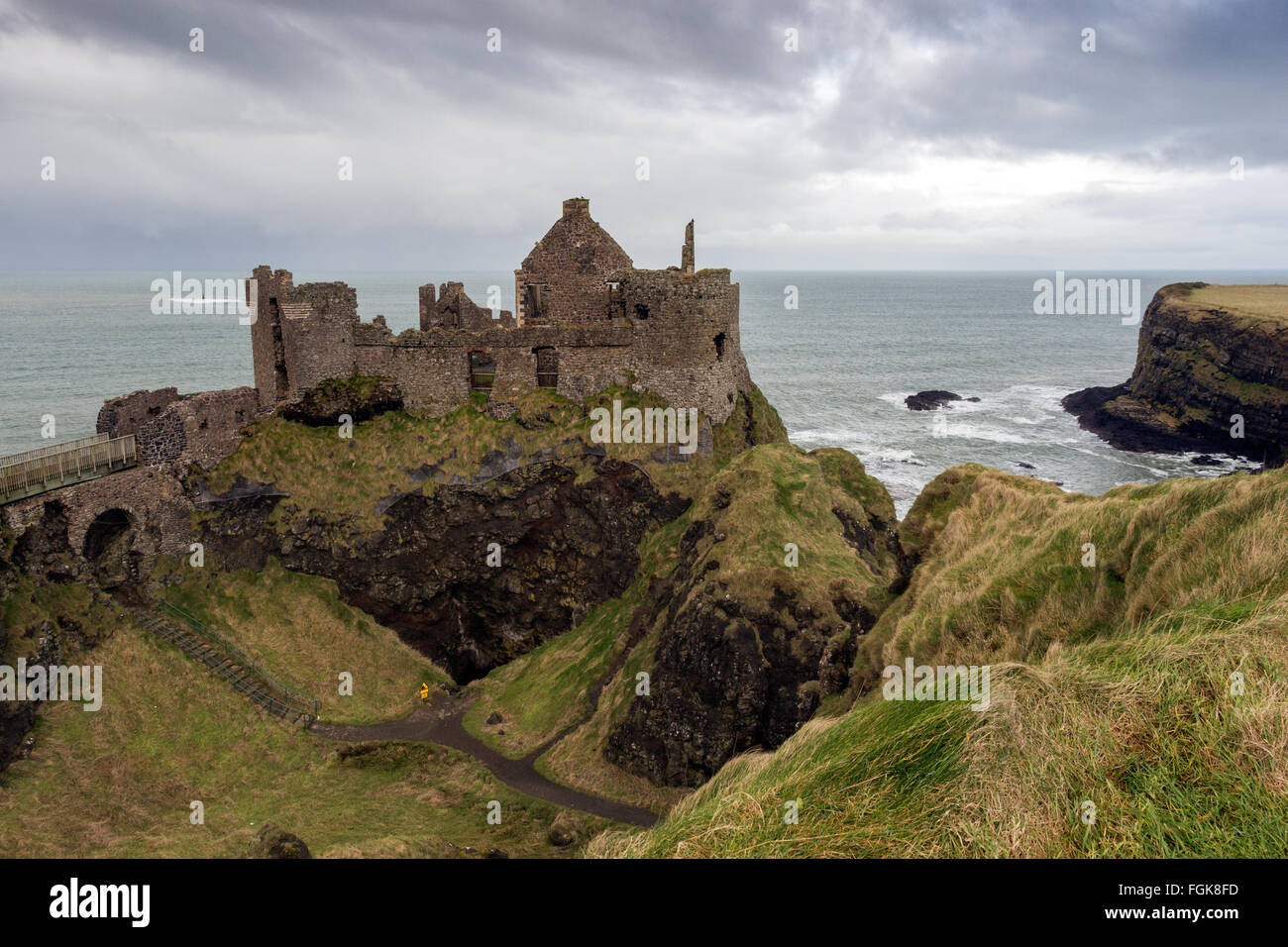 Dunluce Castle rovine in Irlanda del Nord Foto Stock