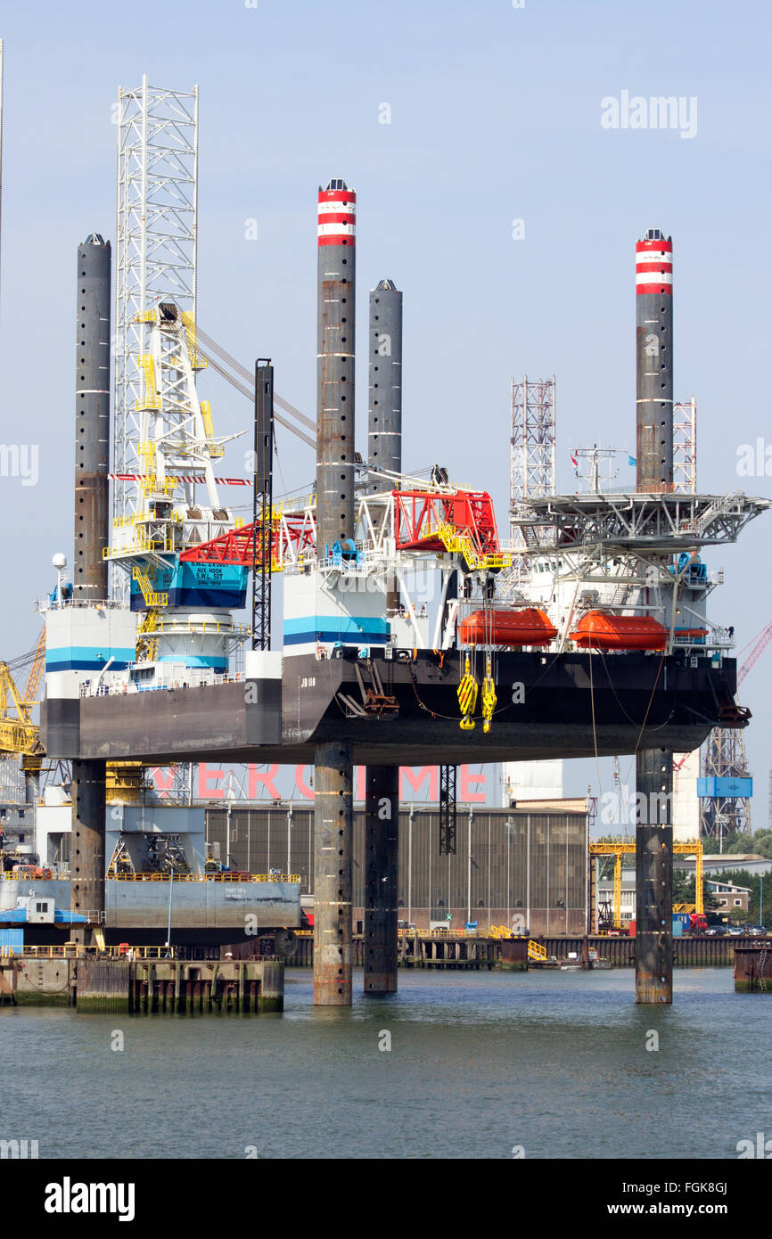 Auto piattaforma elevabile JB-118 ormeggiata nel porto di Rotterdam. Il rig è costruire in 20 Foto Stock