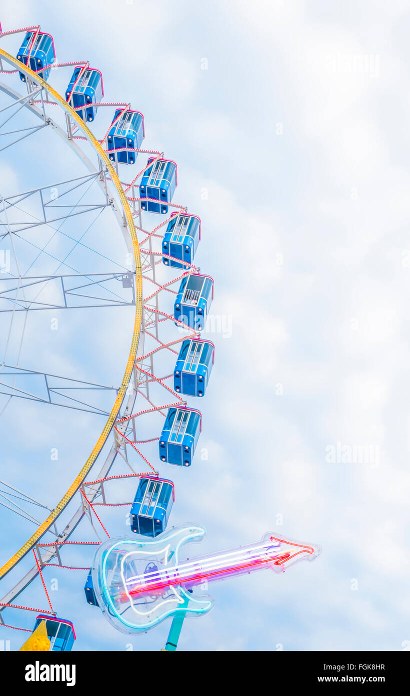 Neon di chitarra elettrica e la ruota panoramica Ferris a viaggiare fiera del divertimento Foto Stock