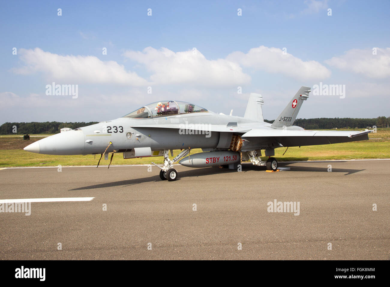 Swiss Air Force F/A-18 Hornet sulla pista di rullaggio di Kleine Brogel airbase. Foto Stock
