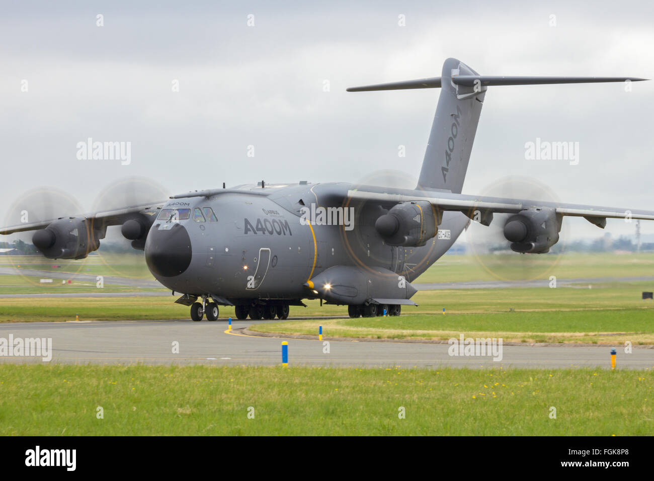 Nuovo Airbus A400M militare piano di trasporto di rullaggio prima del decollo al cinquantunesimo International Pa Foto Stock