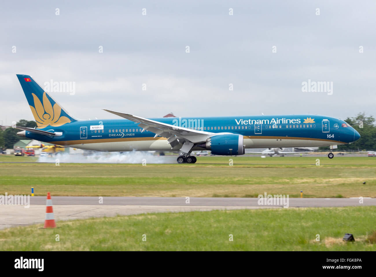 Nuovo di zecca Vietnam Airlines Boeing 787-900 in atterraggio a La cinquantunesima International Paris Air Show Foto Stock