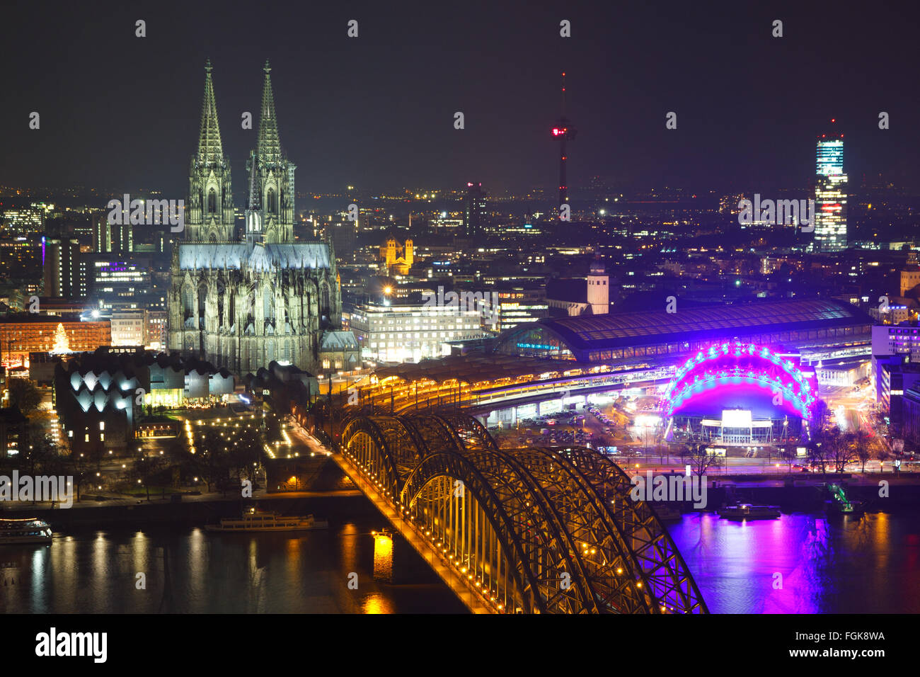 Vista notturna della Cattedrale di Colonia e ponte ferroviario sul fiume Reno, Germania Foto Stock