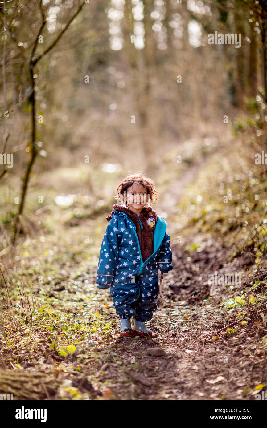 Razza mista tre anno vecchio ragazzo si divertono nel bosco. Foto Stock