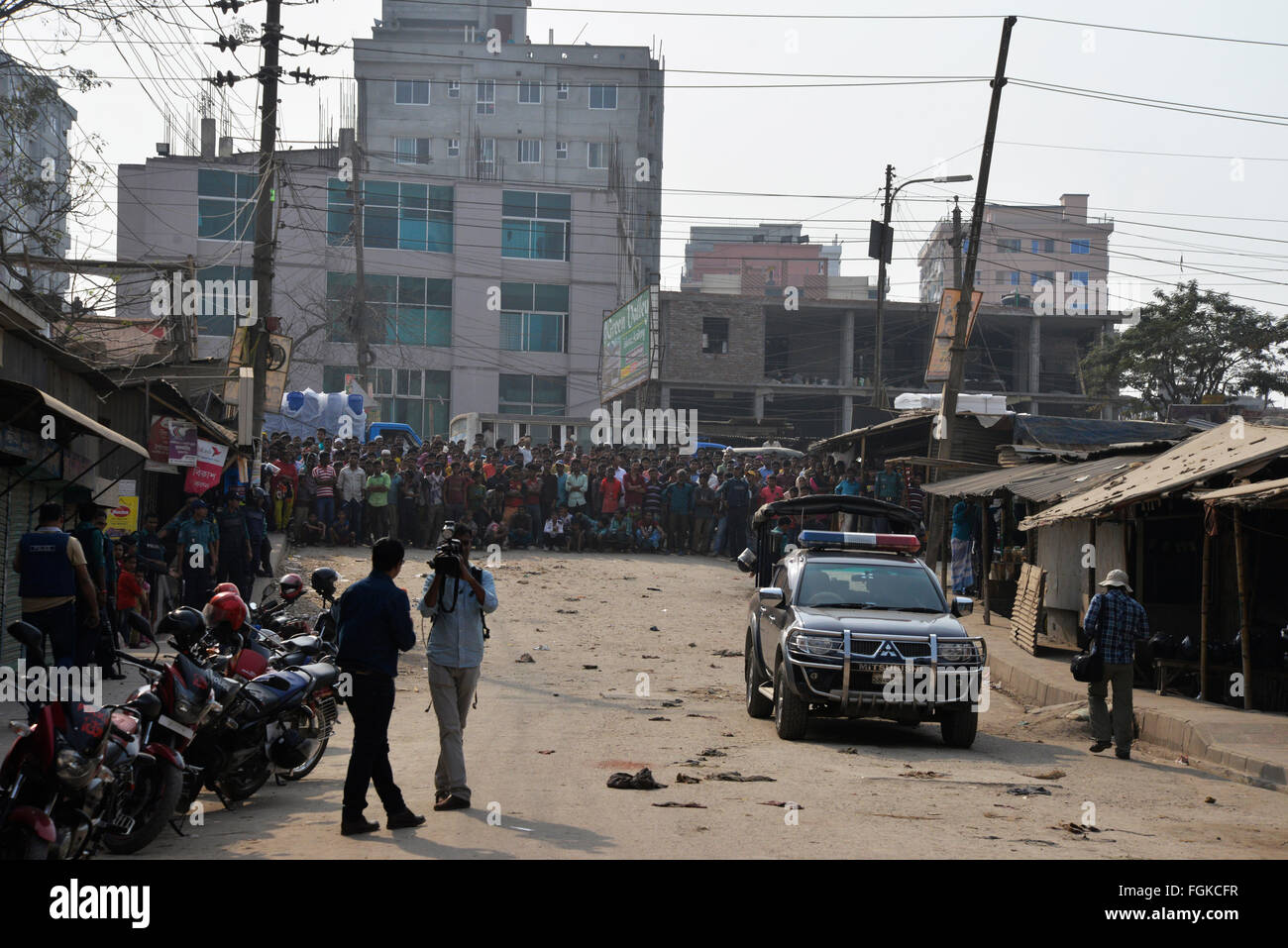 Dacca in Bangladesh. Xx Febbraio, 2016. I cittadini del Bangladesh sta guardando le bombe recuperato a Mohammadpur a Dhaka, nel Bangladesh. La polizia ha recuperato gli esplosivi da una casa a Dhaka, nel Bangladesh, sulla base di informazioni fornite da due elementi di sospetto di fuorilegge outfit militante Ansarullah Bangla Team. Detective recuperato diverse bombe da una casa a Dhaka's area Mohammadpur la scorsa notte. Credito: Mamunur Rashid/Alamy Live News Foto Stock