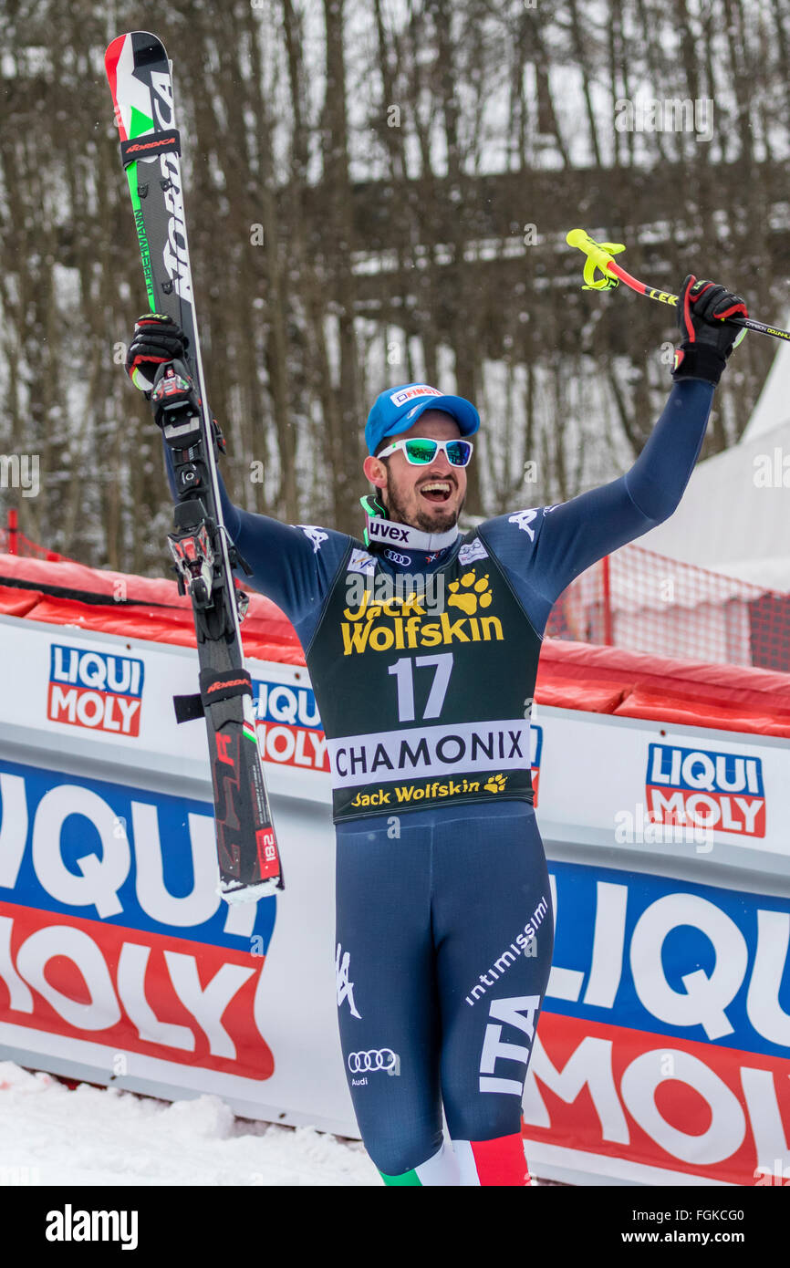 Chamonix, Francia. Xx Febbraio, 2016. Dominik PARIS teste per il podio per celebrare la sua vittoria. La Audi FIS World Cup 9 uomini in discesa ha avuto luogo a Chamonix Francia con un "jour blanc " (cieli grigi e piatto leggero) e un po' di luce la neve. Il podio è stato - 1- PARIS Dominik (ITA) 1:58,38 2- NYMAN Steven (USA) 1:58.73 3- Beat FEUZ (SUI) 1:58.77 Audi FIS Coppa del Mondo di Sci 2015/16 Credito: Genyphyr Novak/Alamy Live News Foto Stock