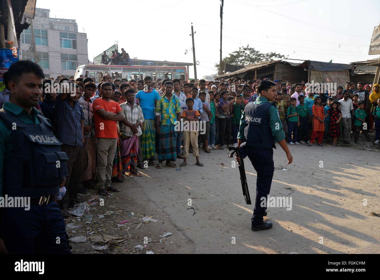 Dacca in Bangladesh. Xx Febbraio, 2016. I cittadini del Bangladesh sta guardando le bombe di recuperare e di esplosione a Mohammadpur a Dhaka, nel Bangladesh. La polizia ha recuperato gli esplosivi da una casa a Dhaka, nel Bangladesh, sulla base di informazioni fornite da due elementi di sospetto di fuorilegge outfit militante Ansarullah Bangla Team. Detective recuperato diverse bombe da una casa a Dhaka's area Mohammadpur la scorsa notte. Credito: Mamunur Rashid/Alamy Live News Foto Stock