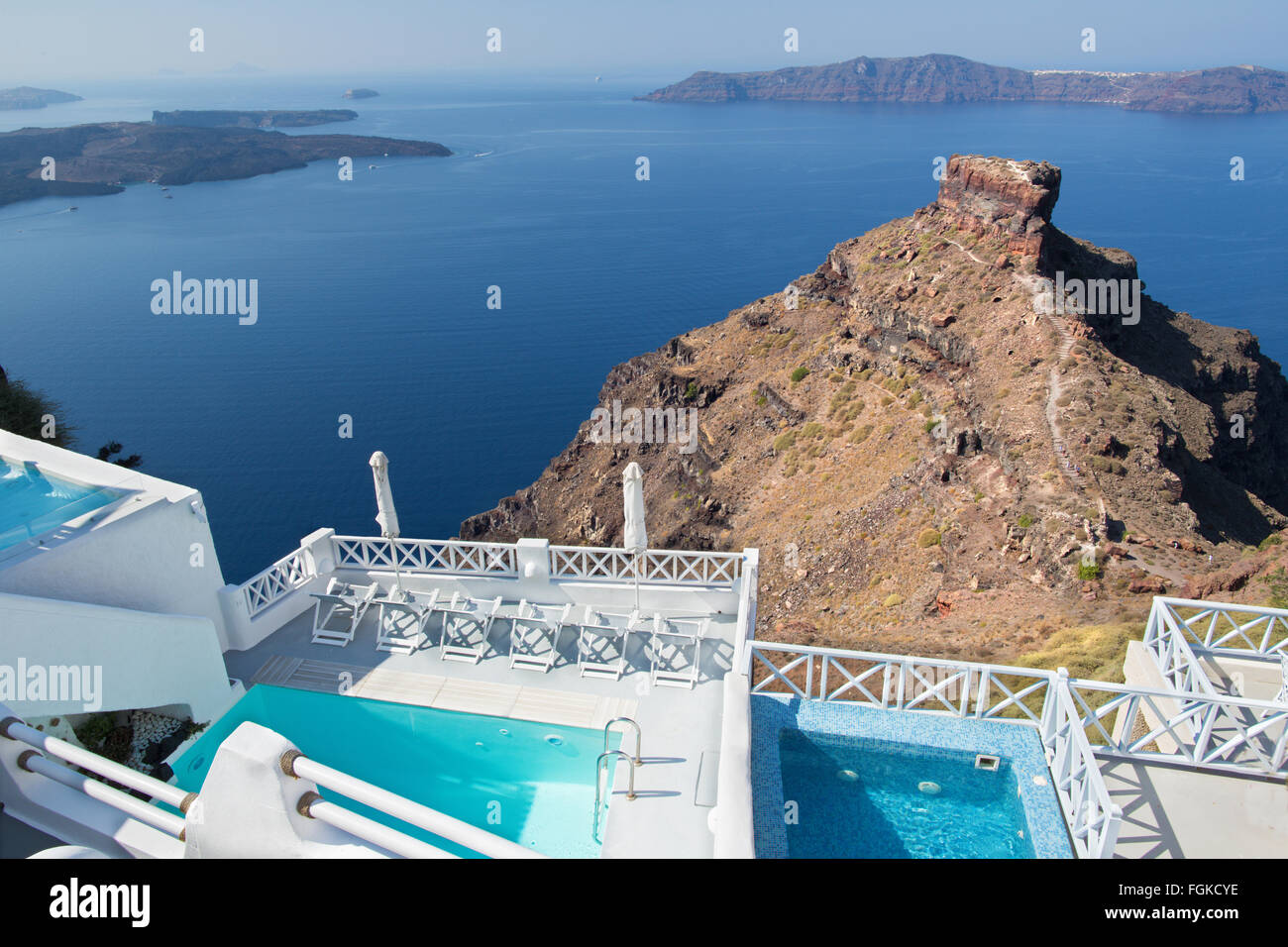 Santorini - Le prospettive oltre il resort di lusso in Imerovigili a caldera con le crociere. Foto Stock