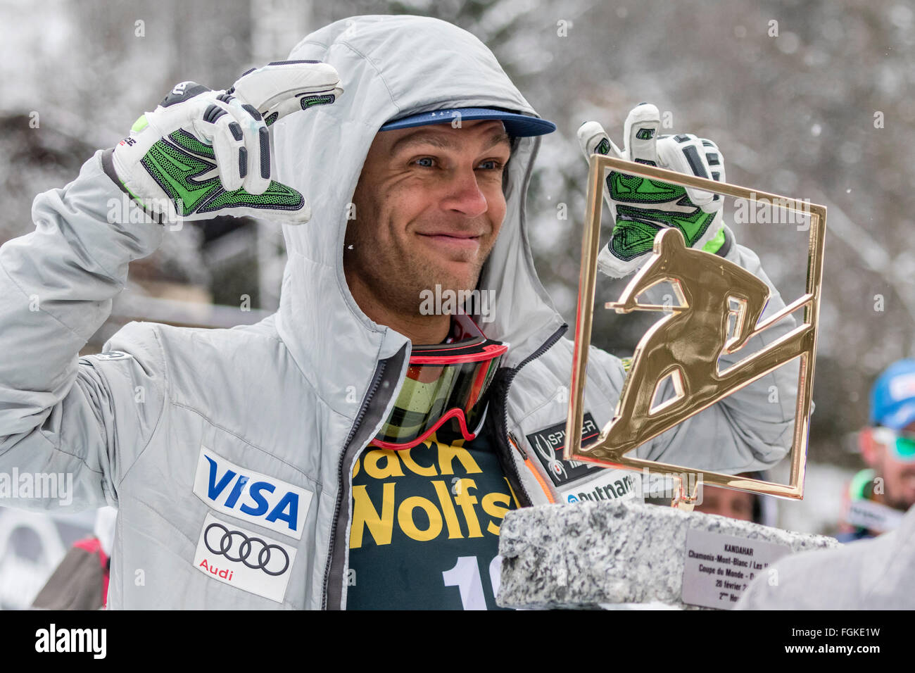 Chamonix, Francia. Xx Febbraio, 2016. Steven NYMAN tazze per un telefono cellulare foto con il suo trofeo dopo il secondo posto conquistato a Chamonix. La Audi FIS World Cup 9 uomini in discesa ha avuto luogo a Chamonix Francia con un "jour blanc " (cieli grigi e piatto leggero) e un po' di luce la neve. Il podio è stato - 1- PARIS Dominik (ITA) 1:58,38 2- NYMAN Steven (USA) 1:58.73 3- Beat FEUZ (SUI) 1:58.77 Audi FIS Coppa del Mondo di Sci 2015/16 Credito: Genyphyr Novak/Alamy Live News Foto Stock