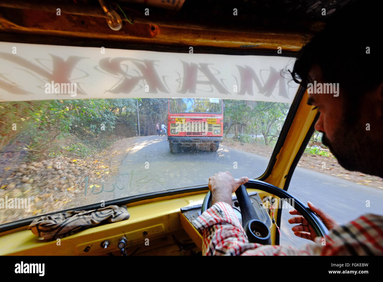 La vista da un Indiano auto-rickshaw, Maharashtra, India Foto Stock