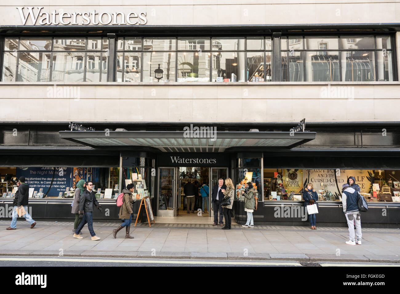 Esterno della Waterstones Piccadilly, il più grande d'Europa bookshop vicino a Piccadilly Circus, Londra, Regno Unito. Foto Stock