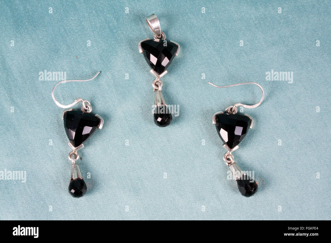 Un set di gioielleria di nero onice pendente e orecchini in argento. Foto Stock