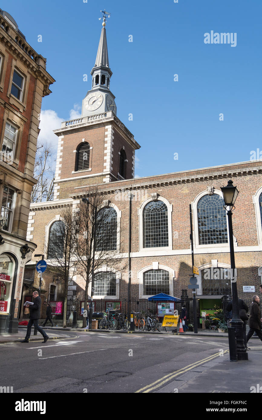 La torre e la guglia di St James's Chiesa, Jermyn Street e Piccadilly, Londra, Regno Unito. Foto Stock