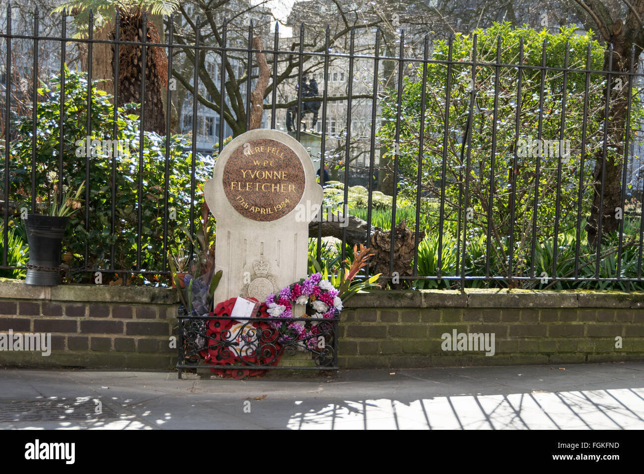 Memoriale al PC Yvonne Fletcher, una poliziotta ucciso durante una manifestazione di protesta al di fuori dell Ambasciata libica a Londra, nel 1984. Foto Stock