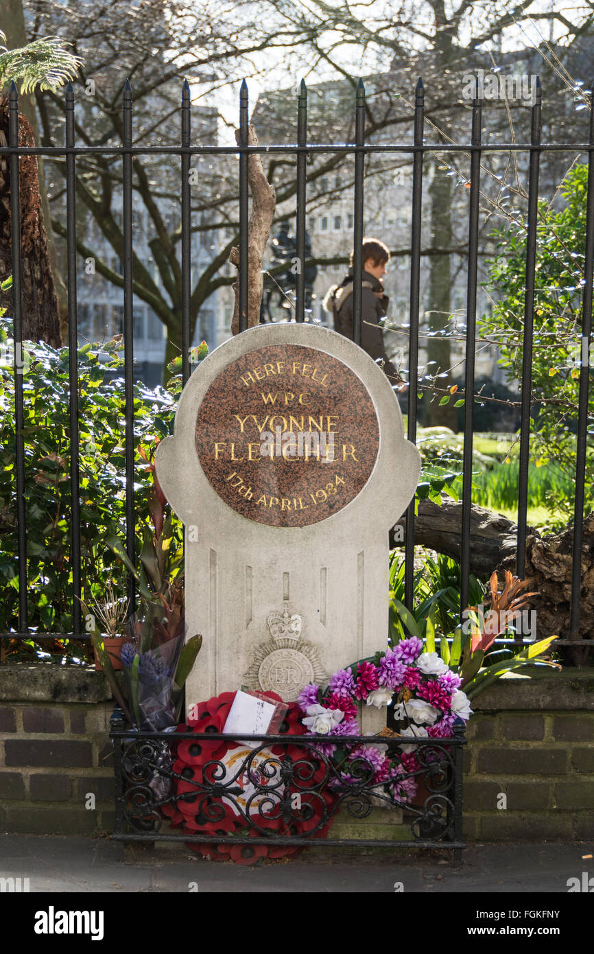 Memoriale al PC Yvonne Fletcher, una poliziotta ucciso durante una manifestazione di protesta al di fuori dell Ambasciata libica a Londra, nel 1984. Foto Stock