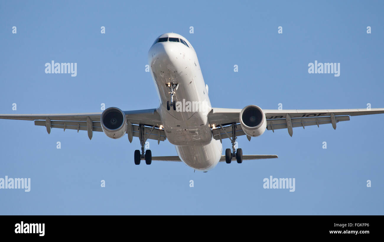 Swiss International Air Lines Airbus A321 HB-IOF venuta in terra a Londra Heathrow Airport LHR Foto Stock