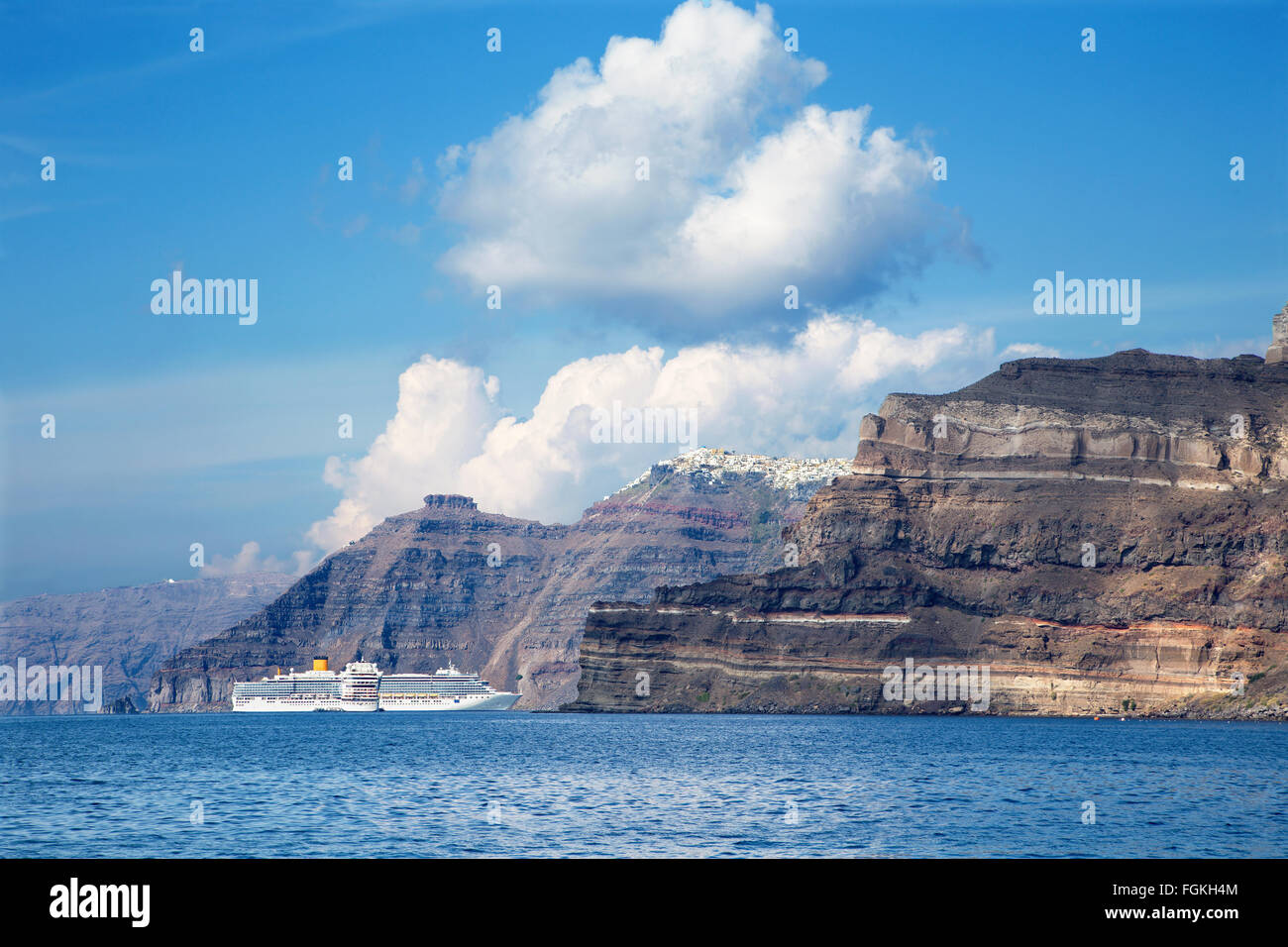 Santorini - le scogliere di calera con le crociere withe la Imerovigli e Skaros in background. Foto Stock