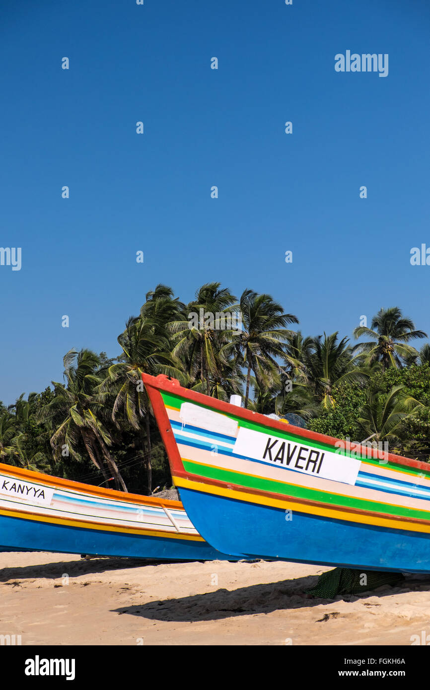 In legno tradizionali barche da pesca sulla spiaggia nello stato del Karnataka, India meridionale Foto Stock