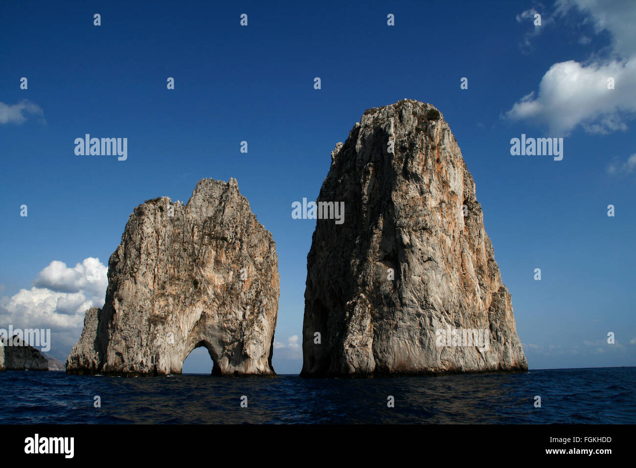 Faraglioni di Mezzo, isola di Capri - Italia Foto Stock