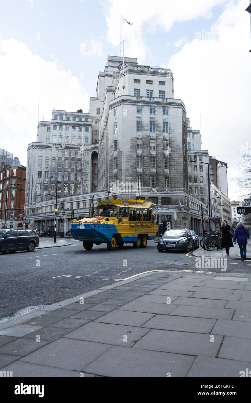 Un giallo bus d'anatra al St Jame's Park Station in Petty Francia, London, Westminster SW1, Regno Unito Foto Stock