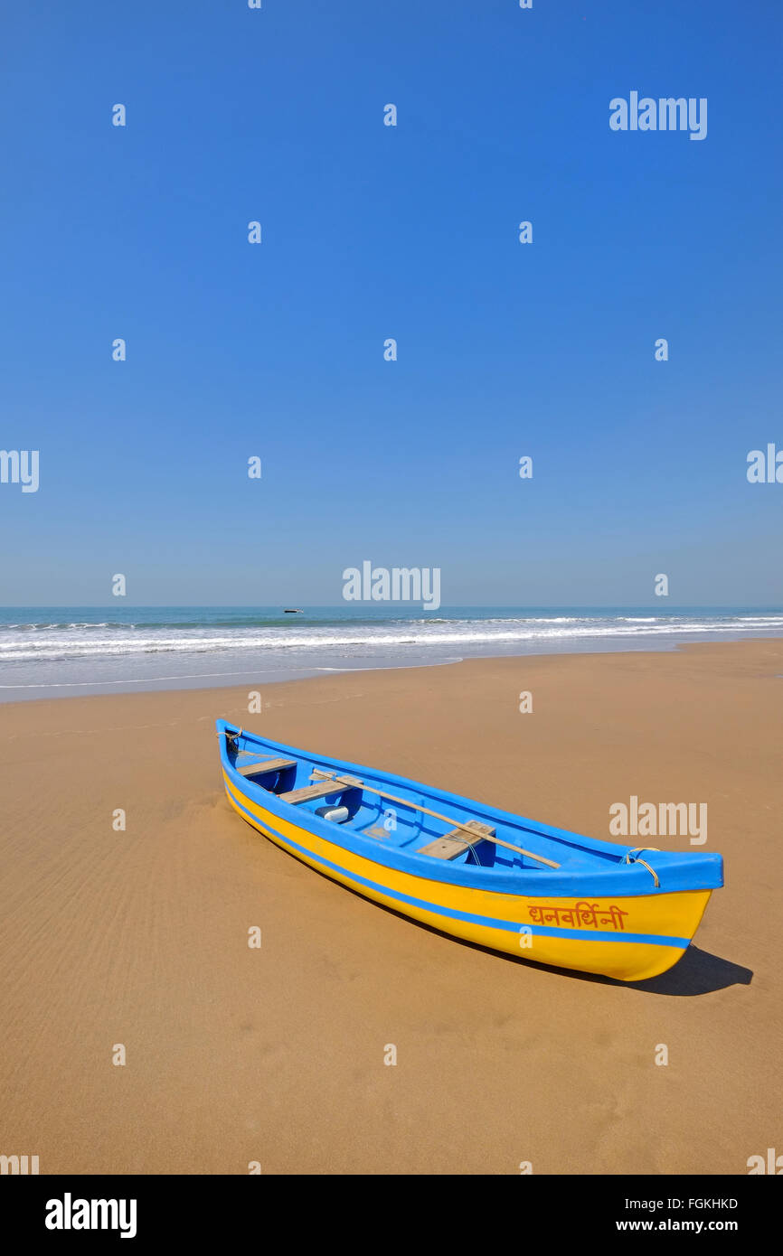In legno tradizionali barche da pesca sulla spiaggia nello stato del Karnataka, India meridionale Foto Stock
