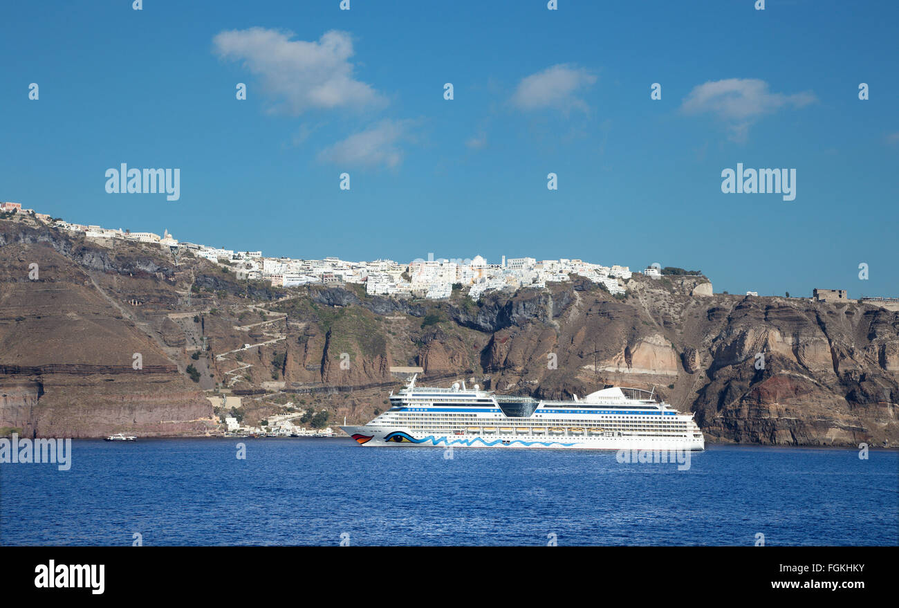 SANTORINI, Grecia - 7 ottobre 2015: le scogliere di calera con la crociera e la città di Fira in background. Foto Stock