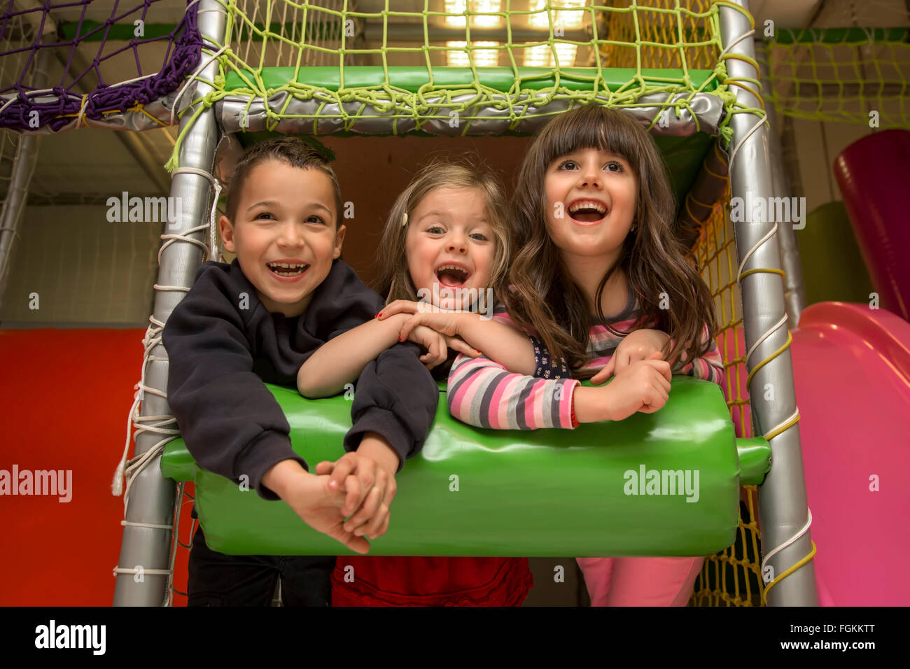 Bambini nella stanza dei giochi Foto Stock