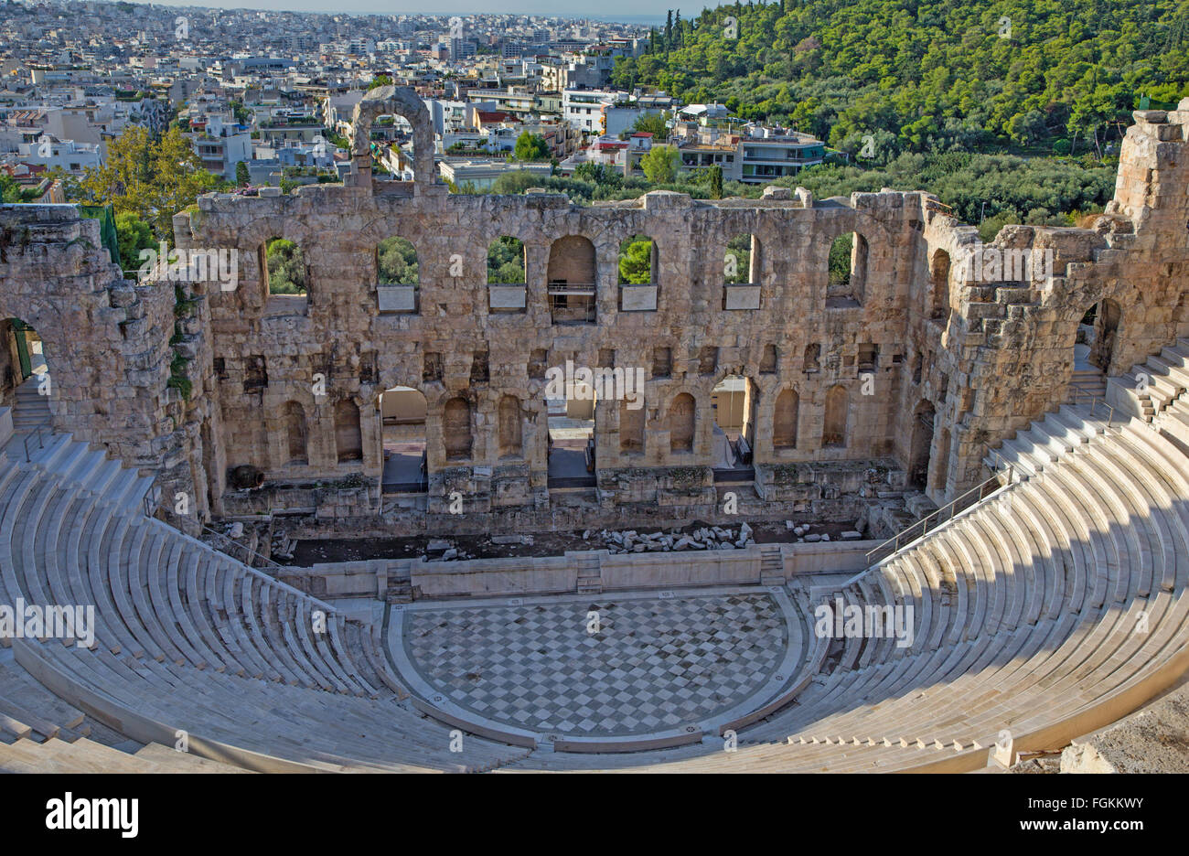 Atene - l' Odeon di Erode Attico o Herodeon sotto l'acropoli nella luce del mattino. Foto Stock