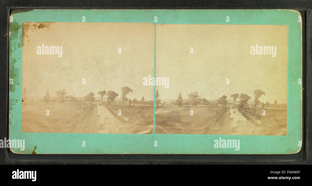 Questa fotografia vintage di A. D. Stark cattura una vista serena di una strada di campagna. La fotografia mette in evidenza il paesaggio naturale, mostrando la semplicità e la calma della vita rurale in un'epoca precedente, ed è un ottimo esempio dello stile e della tecnica fotografica di Stark. Foto Stock